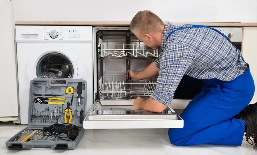 Güdül Warmhaus servisi teknisyen ekibi beyaz eşya tamiri yaparken